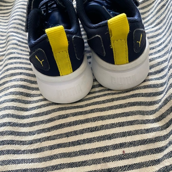 EUC!! Kids PUMAS - unisex but boys sizing-SO CUTE - Picture 5 of 8